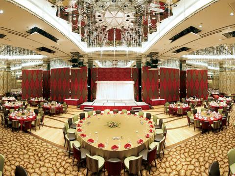 gl-homepage-highlights-meetings-&-banquets-detail-ballroom.jpg